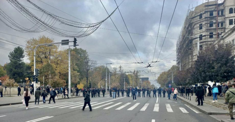 В контексте сегодняшних протестов, несколько троллейбусных линий в столице были перенаправлены