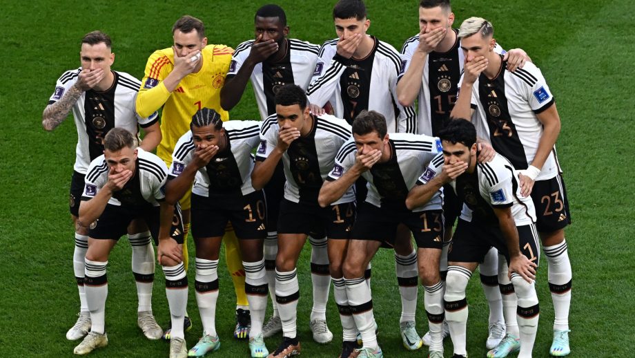 ЧМ-2022 в Катаре: сборная Германии устроила акцию протеста против запрета на радужную повязку One Love
