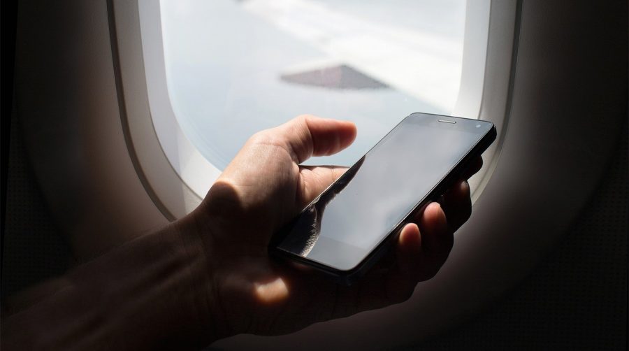 В Европе разрешили звонить и пользоваться интернетом на борту самолета