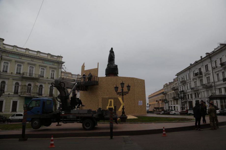 (фото) В Одессе подготовили к демонтажу памятник Екатерине II