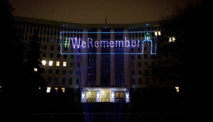 Международная неделя памяти жертв Холокоста: надпись «WeRemember» спроецировали на здание парламента Молдовы