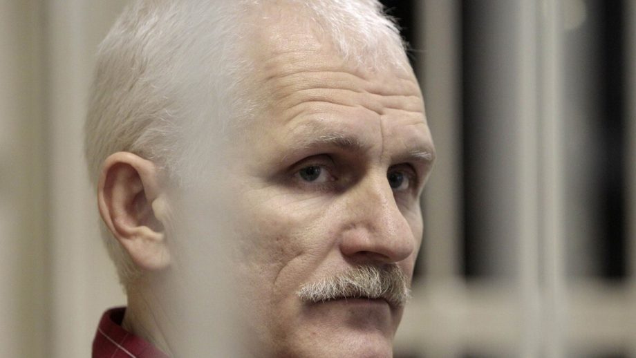 В Минске начали судить нобелевского лауреата Алеся Беляцкого и его коллег. Ему грозит от 7 до 12 лет