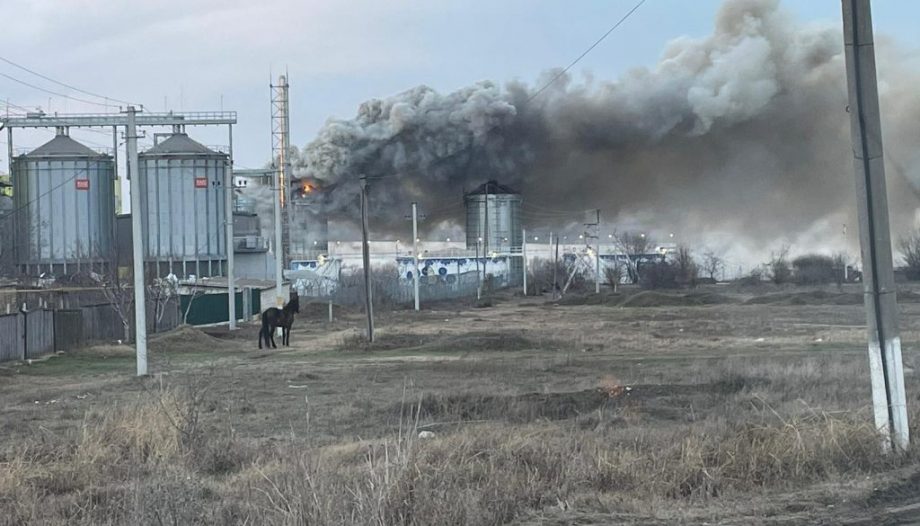 В Джурджулештском порту вновь вспыхнул пожар. На месте работают пять бригад спасателей и пожарных