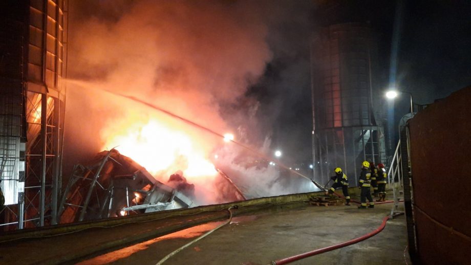 (фото, видео) Этой ночью в порту Джурджулешть снова загорелся резервуар со шротом подсолнечника