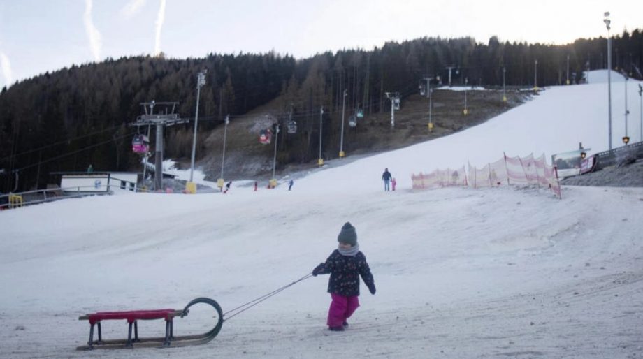 Отсутствие снега привело к закрытию половины горнолыжных склонов в Европе. Отменены тысячи заказов и несколько зимних соревнований