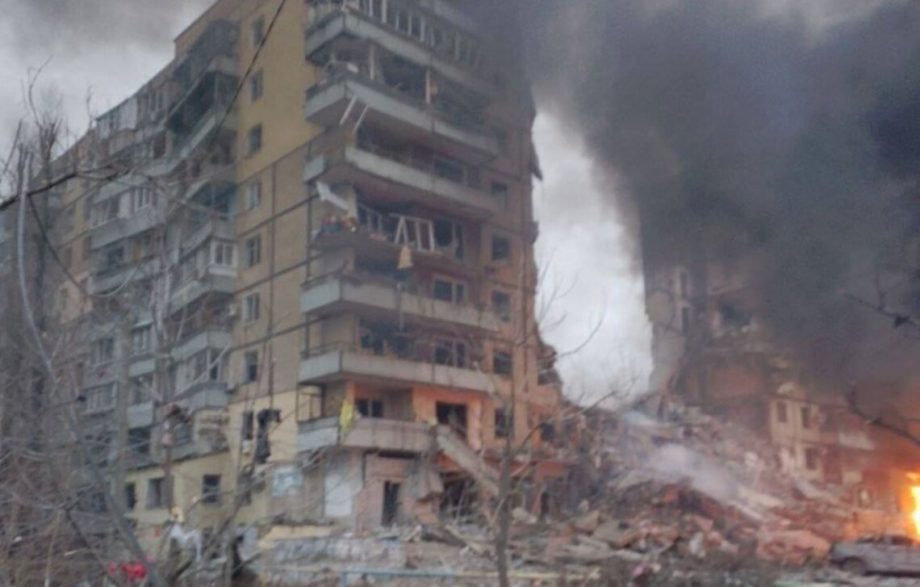 Попадание ракеты в многоквартирный дом и «хлопки» в Белгороде и Курске. Главное о 325-м дне войны