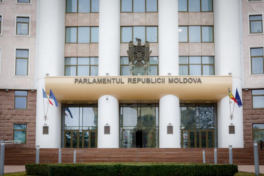 Парламент Молдовы продлил в стране режим ЧП еще на 60 дней
