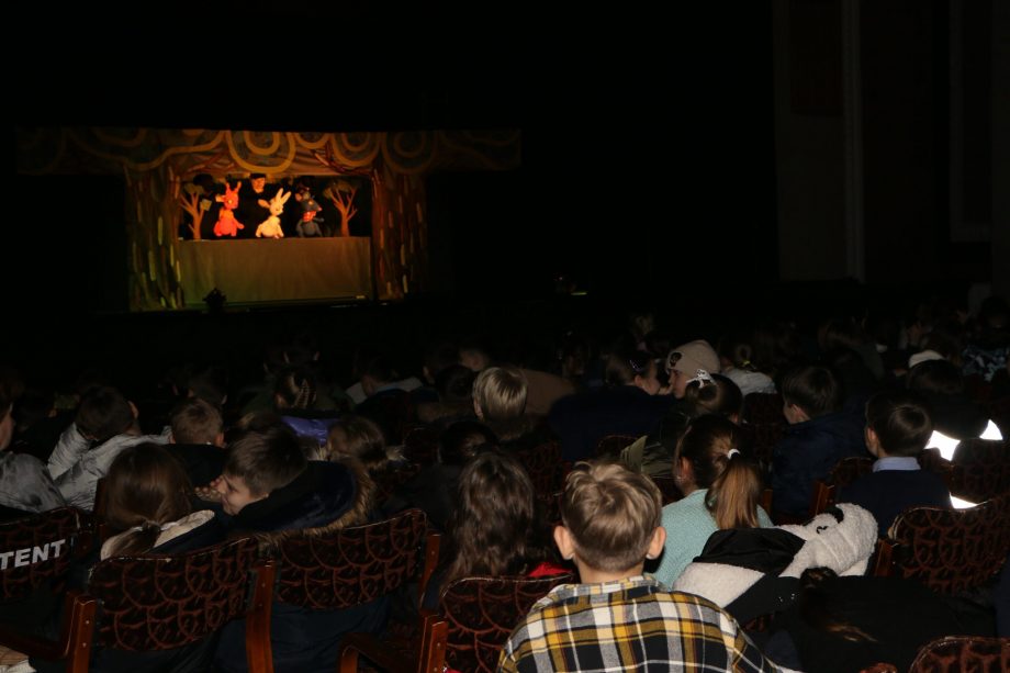 (фото) В кукольном театре «Гугуцэ» состоялась премьера спектакля PikPok.online@guguță на русском языке