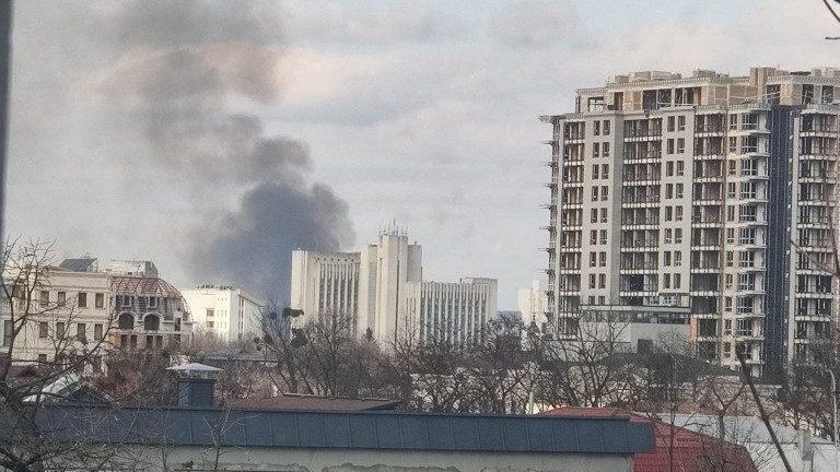 (фото) Растительный пожар на улице Петрикань. На месте работают пожарные бригады