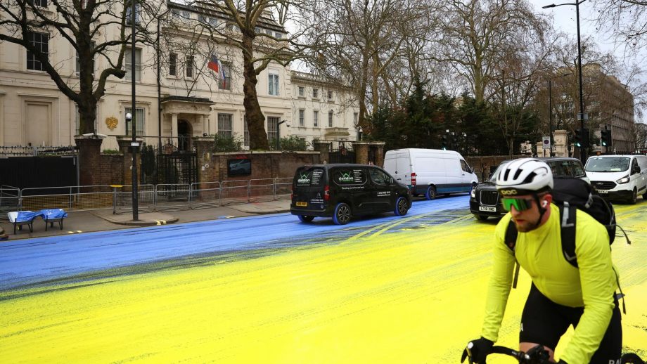 (видео) В Лондоне перед посольством России появился гигантский флаг Украины 