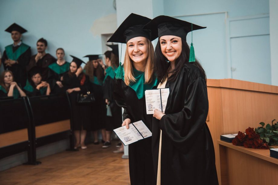 Молдавским школьникам и студентам проиндексировали стипендии на 15,7 %. Сколько учащиеся будут получать в 2023 году
