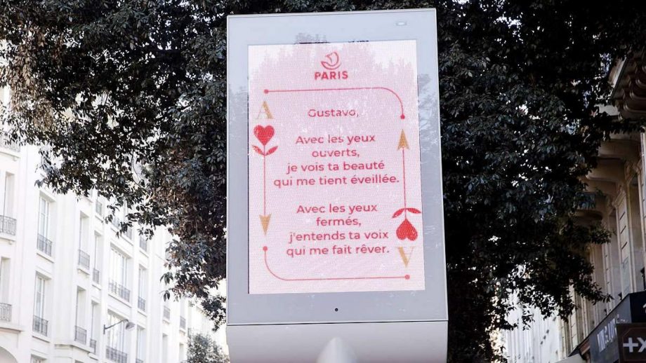 «Пусть об этом знает весь Париж!». Жители французской столицы смогут оставить любовные послания на информационных щитах