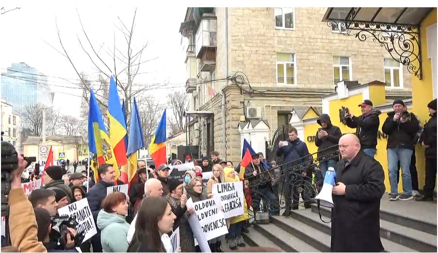 (live) У Конституционного суда проходит протест «в защиту молдавского языка»