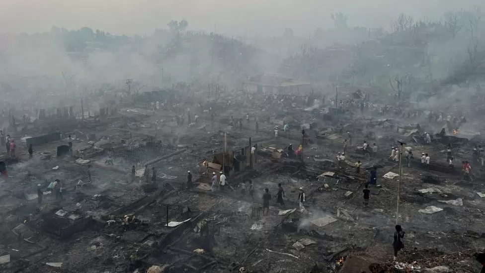 В крупнейшем в мире лагере беженцев в Бангладеш произошел пожар. Около 12 тысяч человек остались без крова