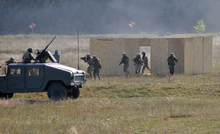 (фото) Солдаты Национальной армии проводят учения. Большое количество военной техники перемещается из мест дислокации на полигоны