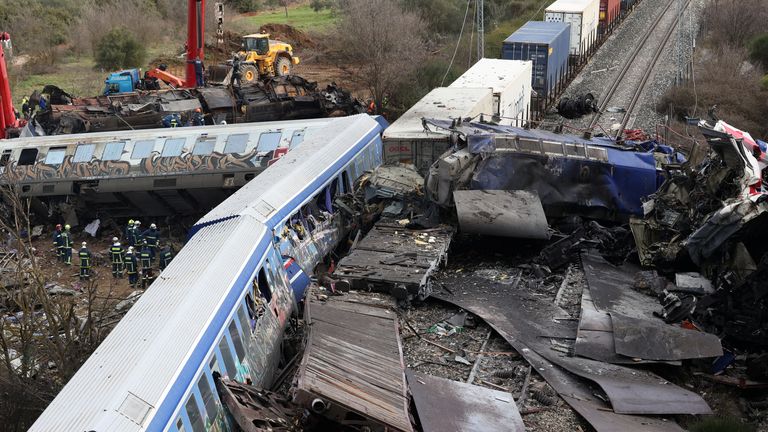 Не менее 32 погибших и 85 раненых в результате столкновения двух поездов в Греции