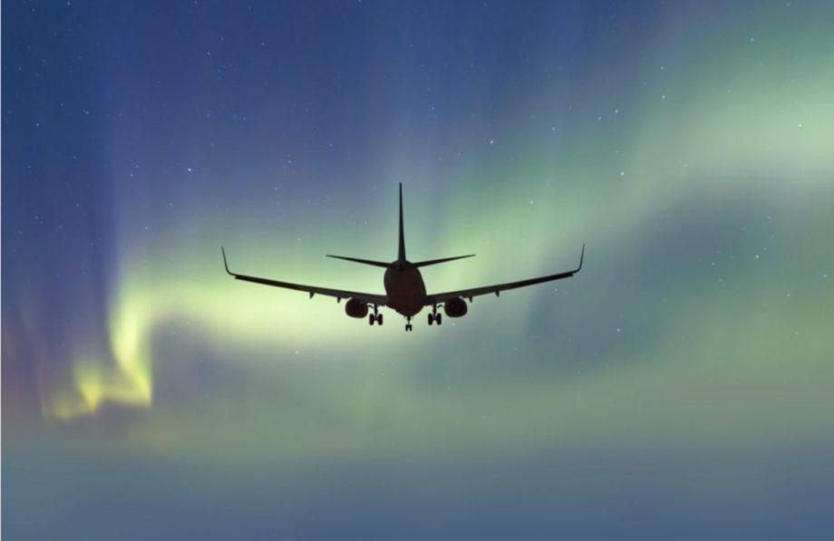 Пилот развернул самолет для того, чтобы пассажиры лучше рассмотрели северное сияние 