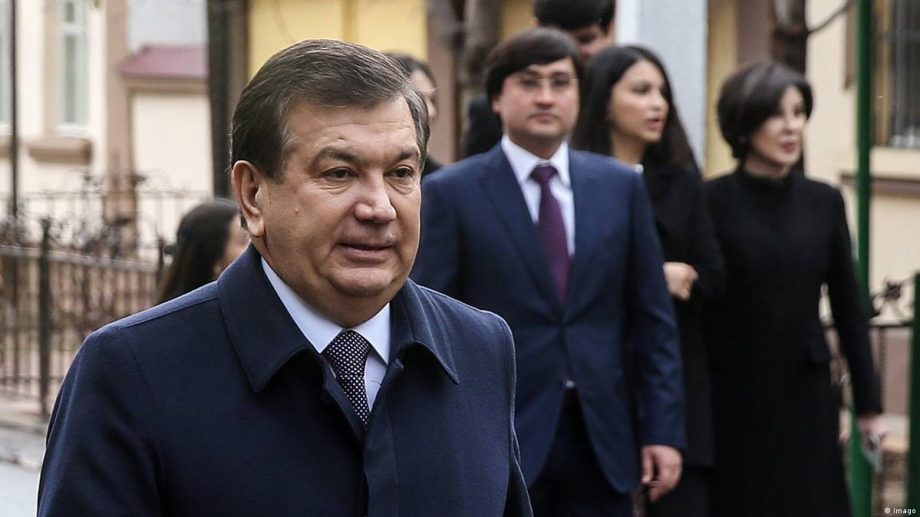 Узбеки голосуют за конституционные изменения, которые могут сохранить пост нынешнему президенту до 2040 года