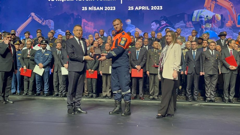 (фото) Молдавские спасатели получили награду от Турции за помощь в ликвидации последствий землетрясения