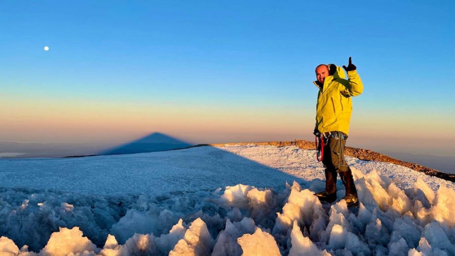 (фото) Молдавскому альпинисту Владиславу Зотя удалось покорить Эверест