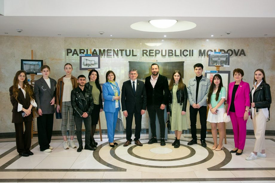 (фото) Парламент глазами молодежи: Студенты-архитекторы представили представили свои работы на выставке живописи и графики в здании парламента