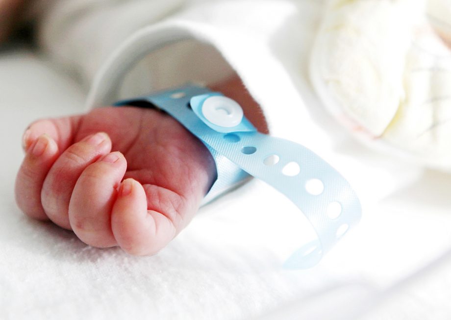 В Великобритании впервые родился ребенок с использованием ДНК трех человек: матери, отца и женщины-донора