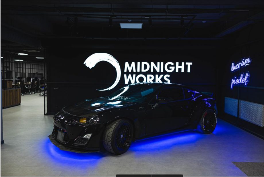 Молдавская IT-компания Midnight.Works» поставила спортивный автомобиль для дрифта прямо внутри офиса