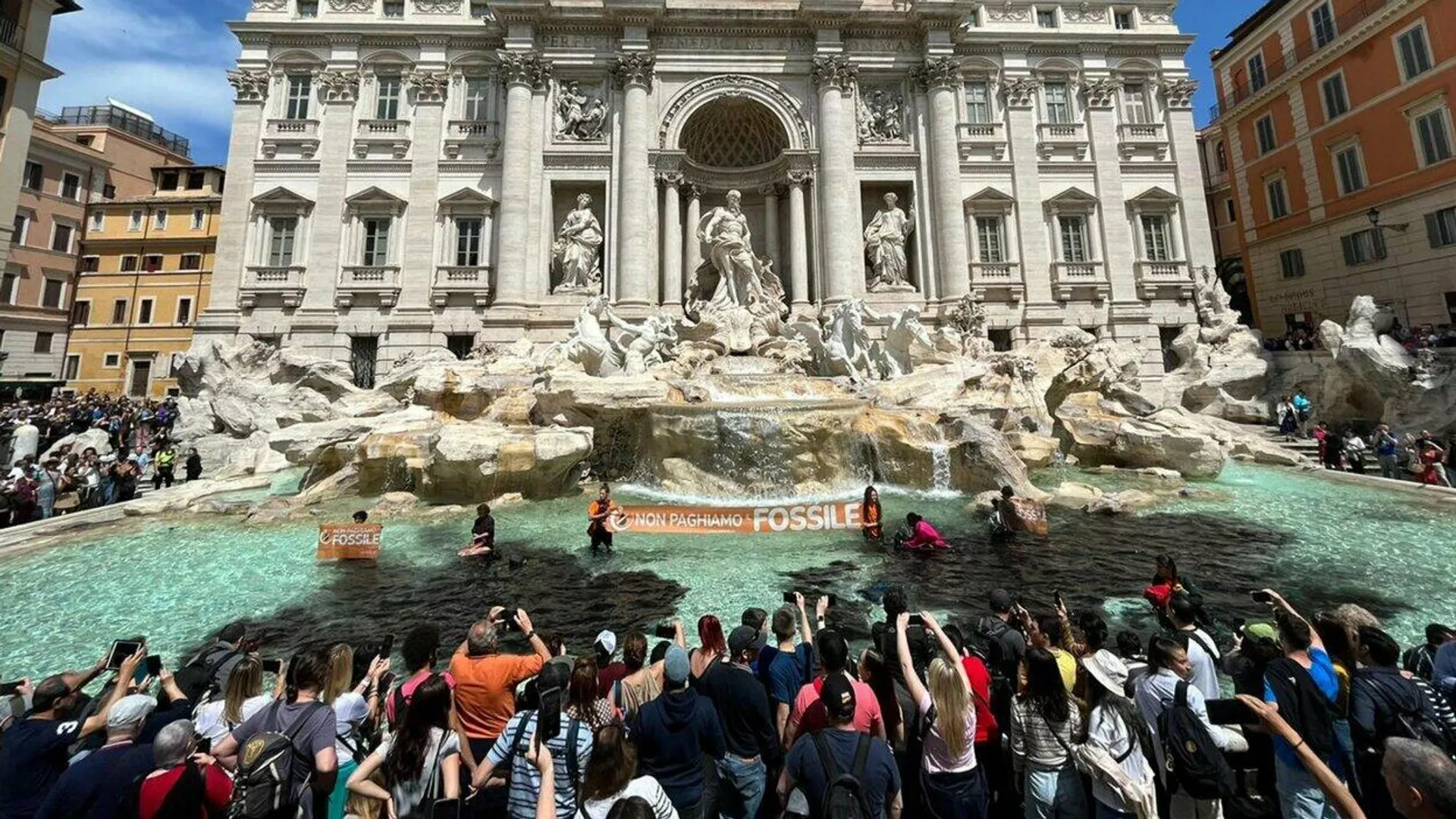 В Риме экоактивисты окрасили в черный цвет фонтан Треви
