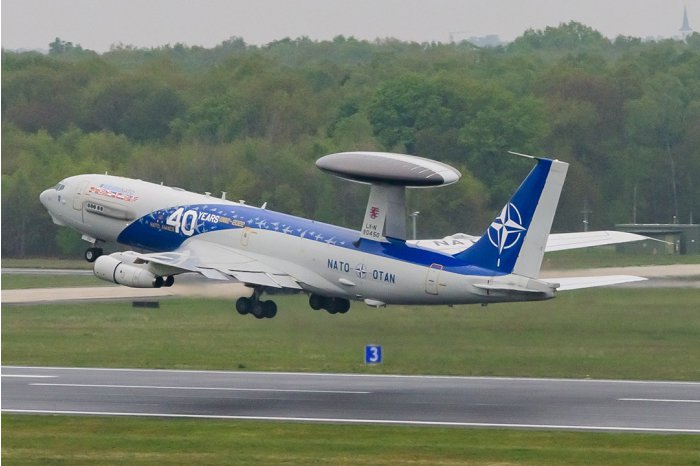 Самолеты НАТО охраняют воздушное пространство Молдовы во время саммита Европейского политического сообщества