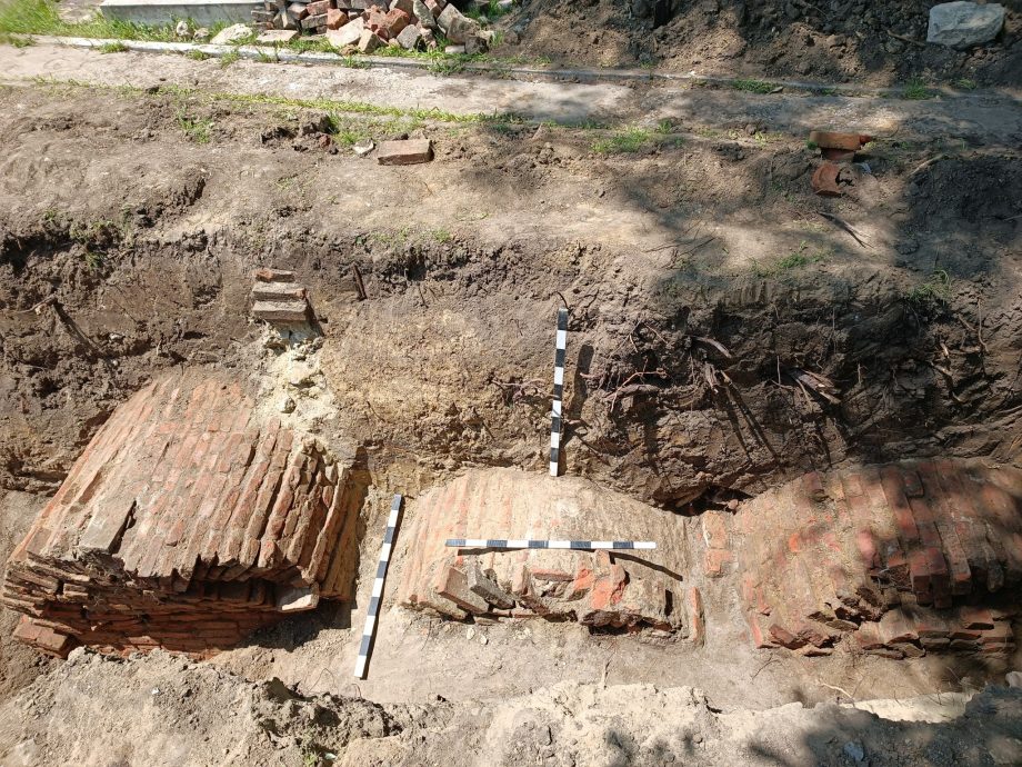 (фото) В районе Стрэшень во дворе церкви обнаружили 3 склепа известной династии Дическу