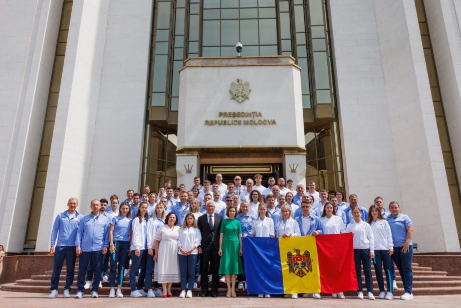 (фото) Майя Санду передала государственный флаг олимпийской сборной, которая будет представлять Молдову на Европейских играх