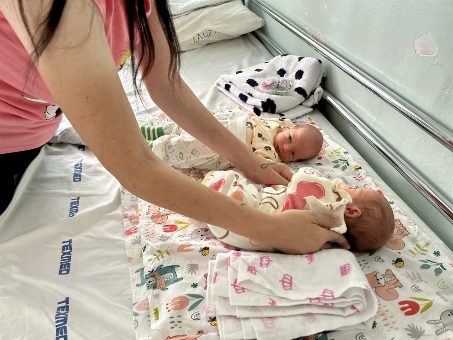 (фото) В Институте матери и ребенка на прошлой неделе родились 9 пар близнецов и двойняшек