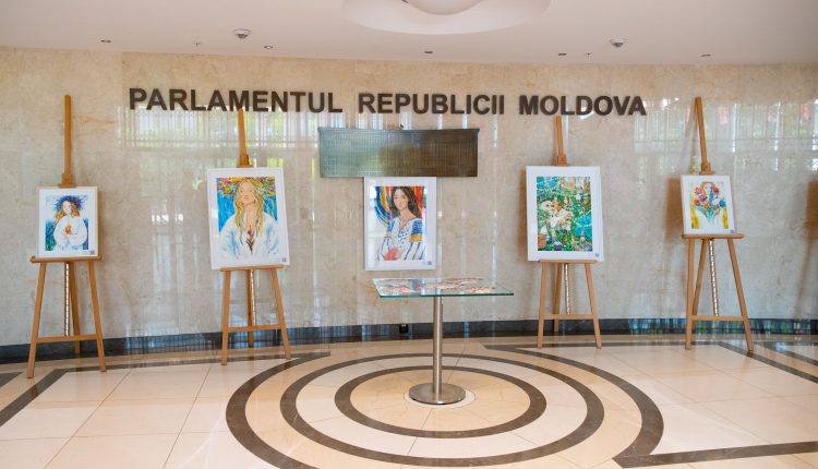 В парламенте проходит выставка картин «Женщины в вышиванках»