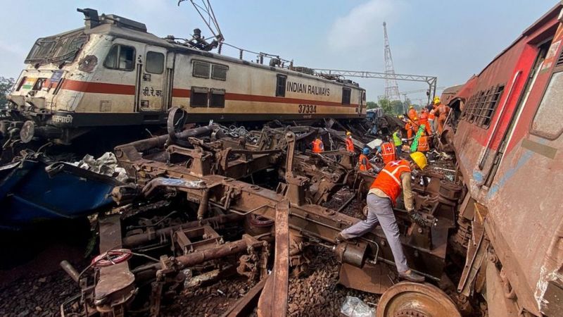 В результате столкновения поездов в Индии погибли 275 человек. Спасательные работы завершены