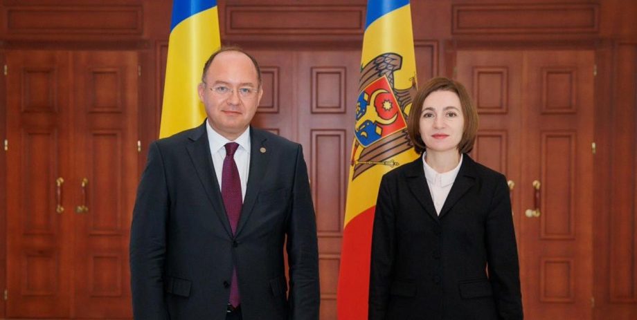 Бывший министр иностранных дел Румынии Богдан Ауреску был награжден Майей Санду «Орденом Чести»