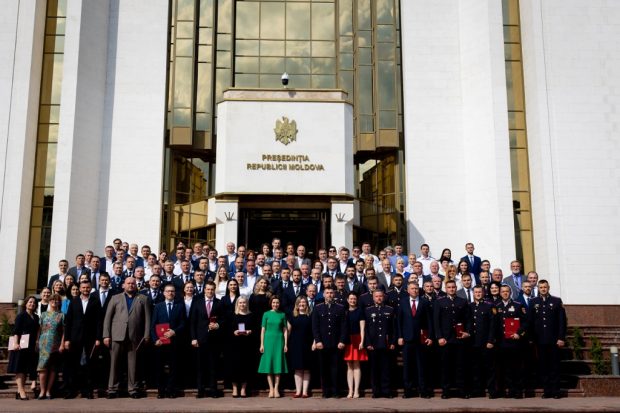 Президент Молдовы вручила награды тем, кто   принимал участие в успешной организации саммита