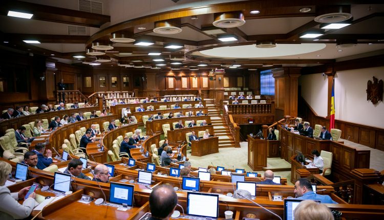 В Молдове 11 депутатов были санкционированы за немотивированное отсутствие. Им удержали часть зарплаты