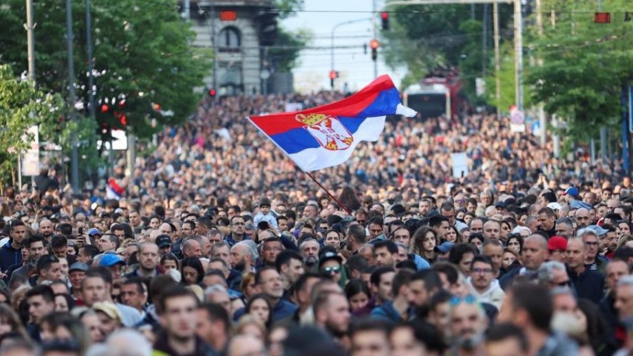 Массовые протесты в Сербии. Протестующие требуют отставки президента и правительства