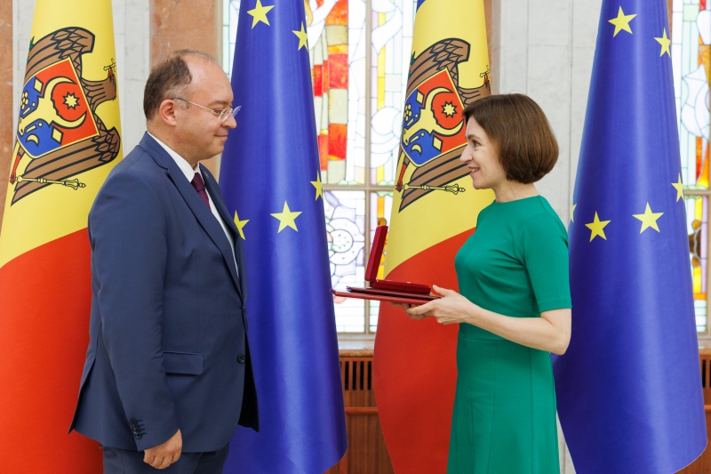Майя Санду наградила орденом почета бывшего министра иностранных дел Румынии