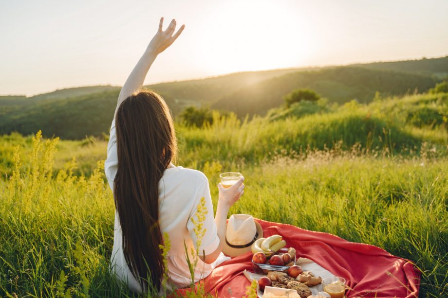 beautiful-girl-picnic-asummer-field