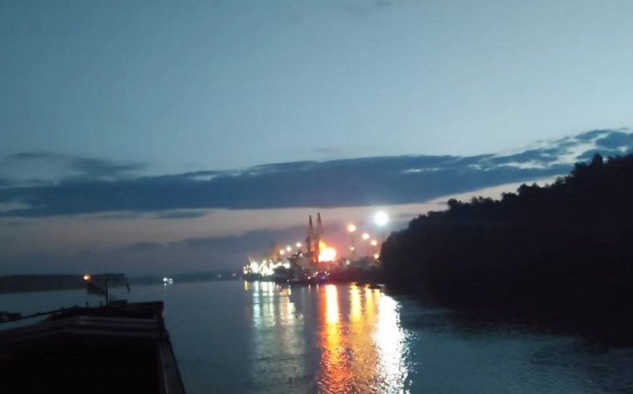 (ОБНОВЛЕНО) (видео) Украинский порт Рени, расположенный на границе с Молдовой, подвергся бомбардировке беспилотниками