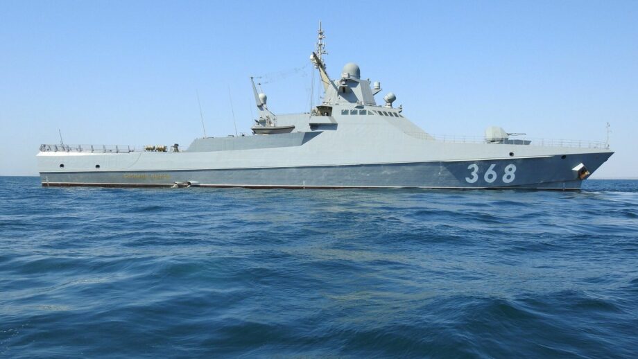 Российские военные открыли предупредительный огонь, чтобы остановить иностранный сухогруз в Черном море