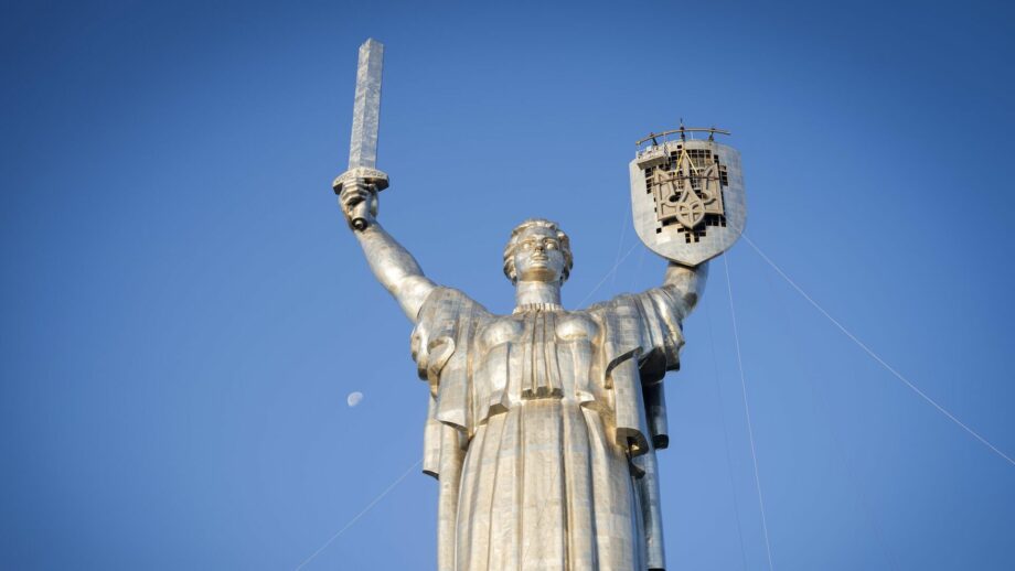 Трезубец вместо серпа и молота на монументе «Родина-мать» в Киеве