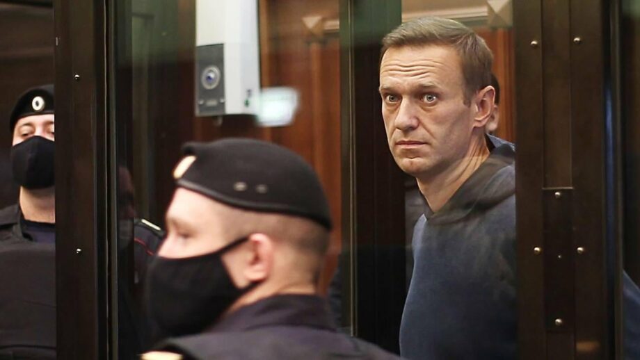 «‎Вас вынуждают сдать без боя свою Россию банде предателей». Навального приговорили к 19 годам особого режима