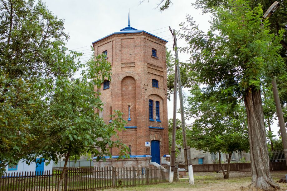 (фото) В Шолдэнешть отремонтировали исторический памятник — Водонапорную башню. Цокольный этаж станет музеем