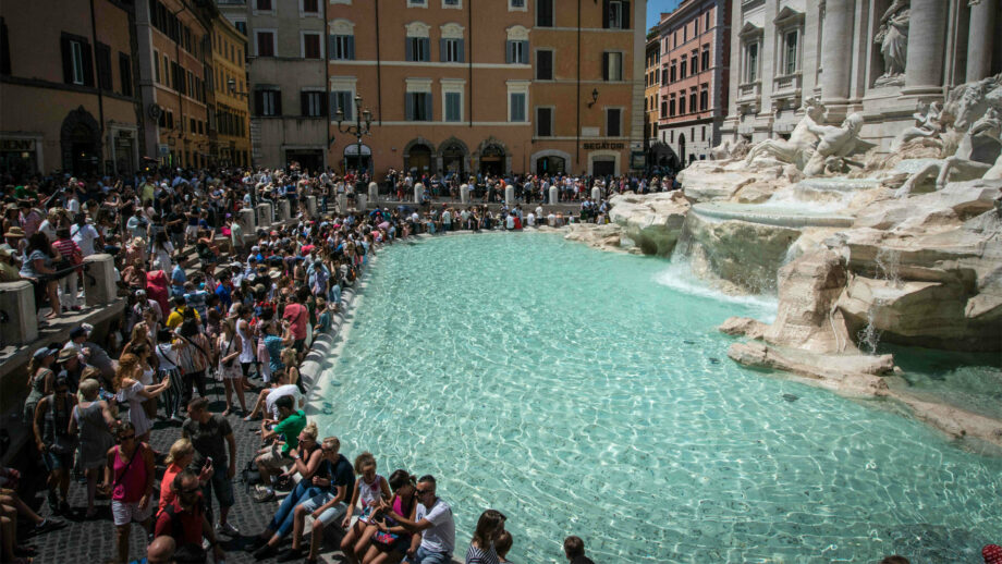 В Риме хотят ограничить доступ туристов к фонтану Треви. В чем причина