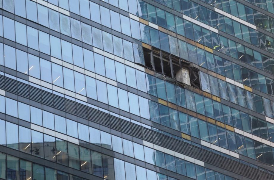 Беспилотник вновь врезался в башню Москва-Сити, повредив фасад на уровне 21 этажа