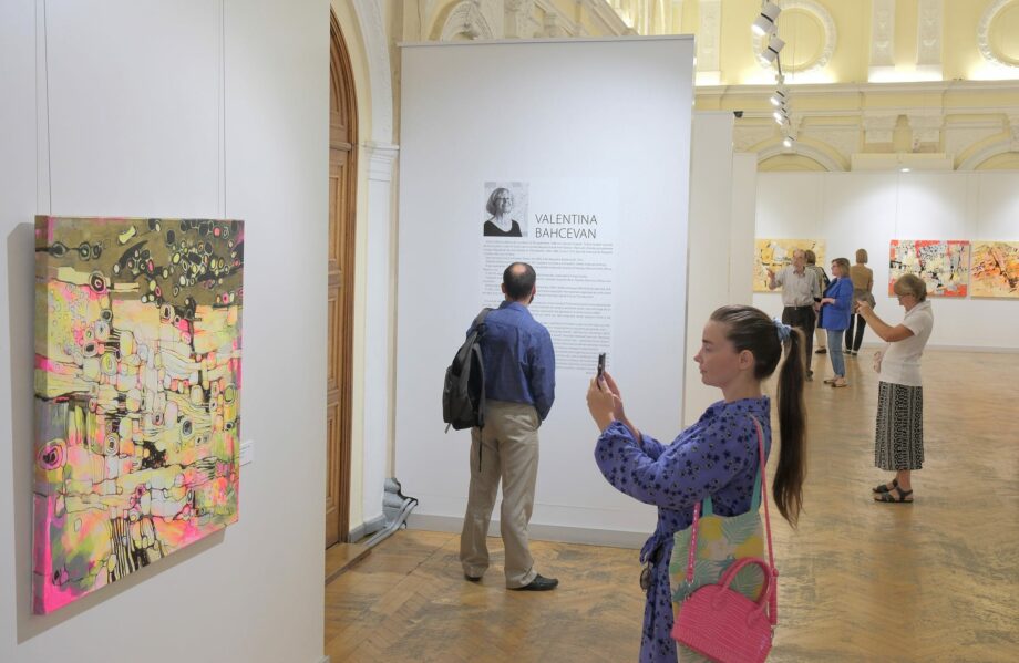 (фото) В Национальном музее искусств проходит персональная выставка молдавской художницы Валентины Бахчеван