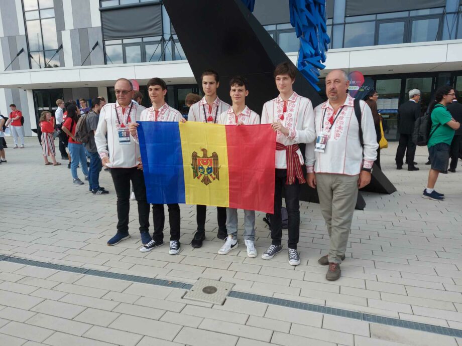 (фото) Молдавские школьники завоевали одну серебряную и две бронзовые медали на Международной олимпиаде по информатике