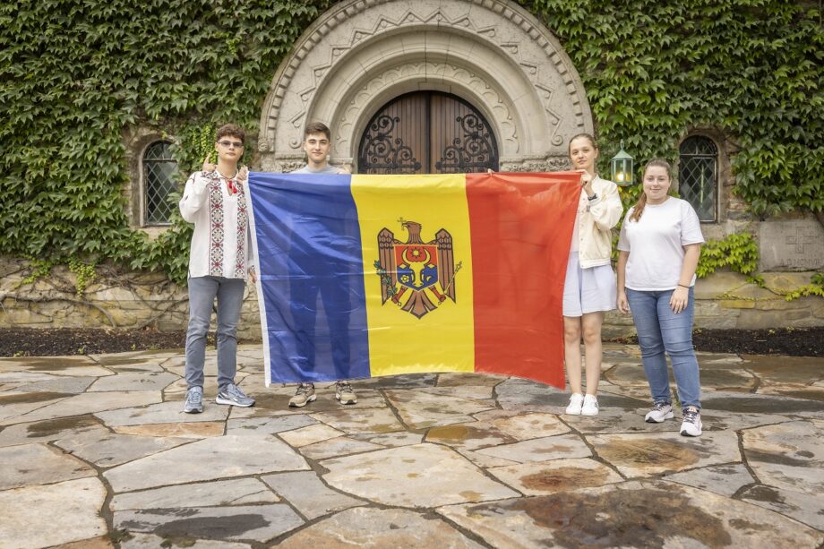 Молдавские ученики могут учиться в течение года в школах США или Великобритании. Стартовал конкурс ASSIST и HMCP